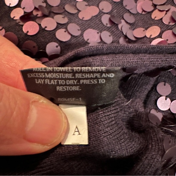 Eileen Fisher scarf with pailettes. Dark plum, 100% merino wool. - Picture 13 of 14